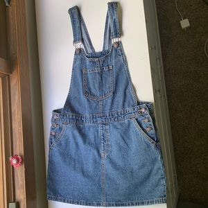 Forever 21 overall dress. Girls size 13/14 fits a Women’s small.